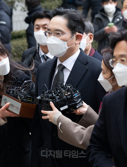 이재용 삼성전자 부회장이 지난 18일 서초구 서울고등법원에서 열리는 국정논단 관련 파기환송심 선고 공판에 출석하고 있다. 박동욱기자 fufus@